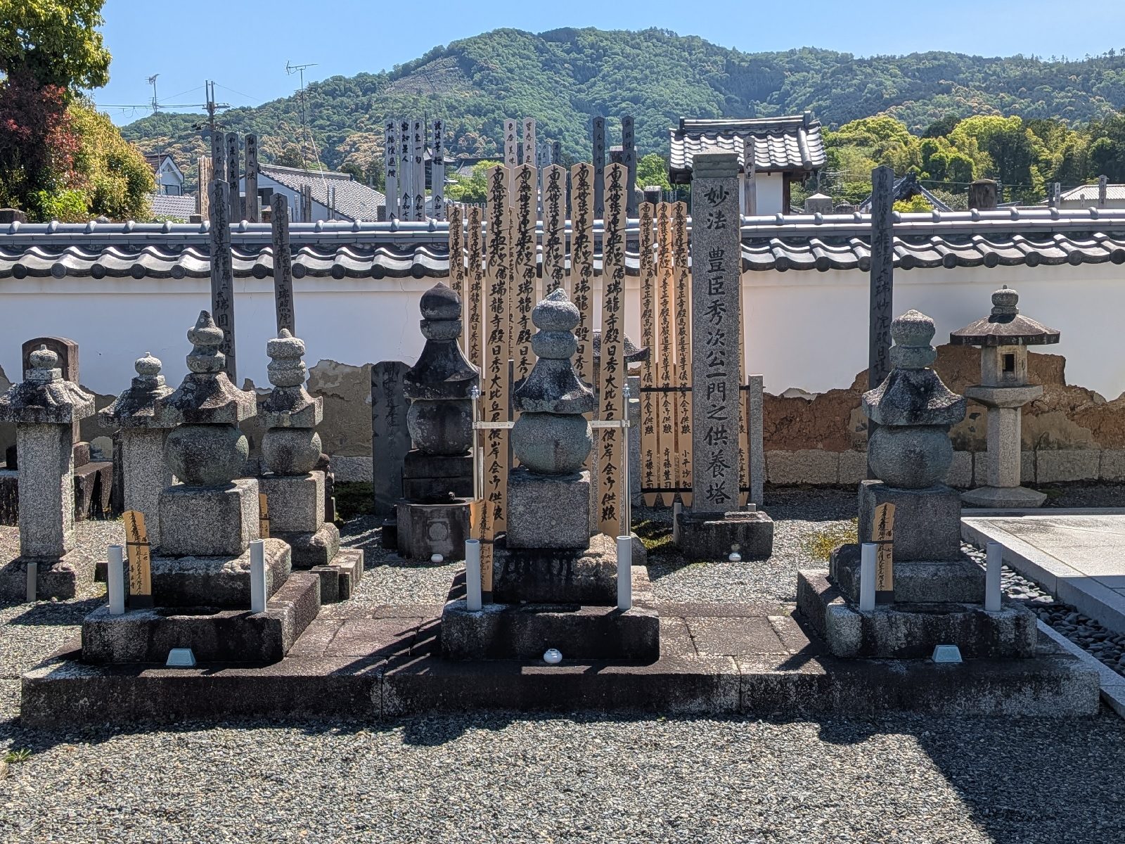 Stone memorial towers and inscribed grave markers for the Toyotomi Hidetsugu clan at Zuisenji Temple in Kyoto